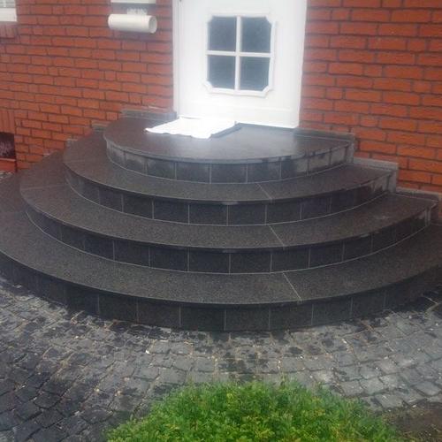 Runde Treppe aus Nero Impala