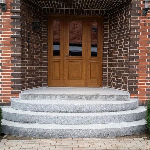 Runde Treppe aus Rosa Beta als Blockstufen