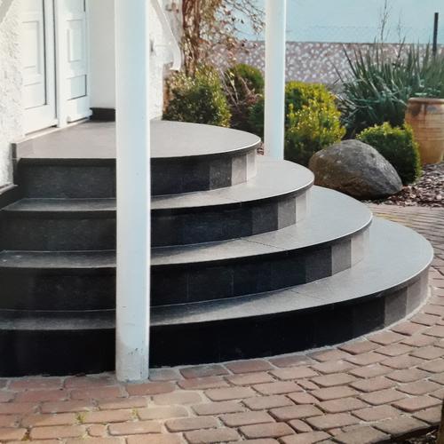 Runde Treppe aus Nero Impala