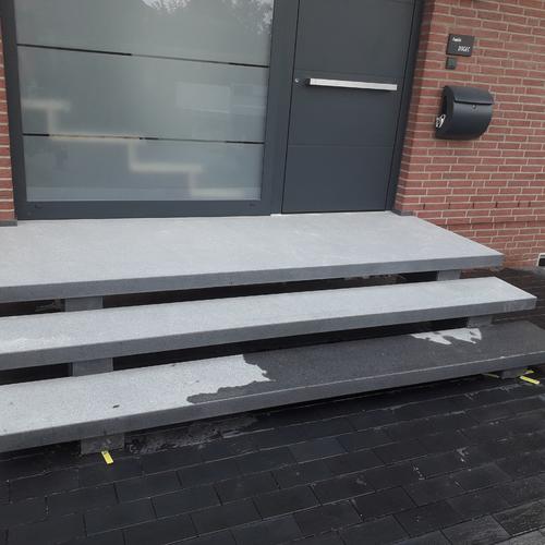 Aussentreppe aus Padang Dunkel 8cm